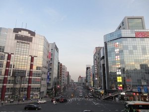 駅前歩道橋から見た、駅周辺の景色。夕方は雰囲気が変わります。
