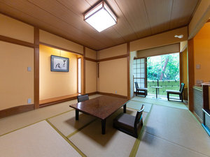 あじさい|<本館>山の静寂に包まれる和室|8帖+広縁/裏山の木々の緑に癒されるお部屋です