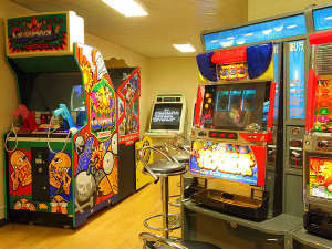 Urplais ホテル 旅館 宿泊施設の検索 懐かしいスロット機などがあるゲームコーナー 一晩泊まればトドになる 夕日ヶ浦温泉 海舟