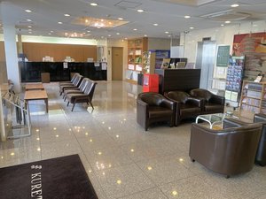 【ロビー】ロビーからフロントカウンターを望む。