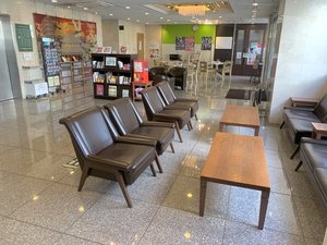 【ロビー】広々とごゆっくりお寛ぎいただけます。