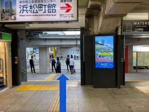 改札を出てすぐの交差点を渡ります。