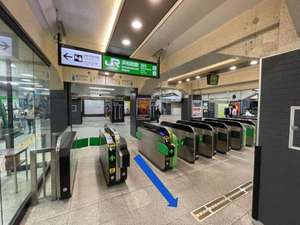 浜松町駅北口の改札から出ます。
