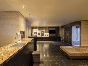 正面入り口をお入り頂き、左手にフロントがございます