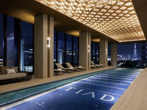 インドアプール 夜景
