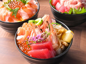 お好みの海鮮で自分だけの一杯が楽しめる海鮮丼コーナーが大人気!(夕・朝食共通)