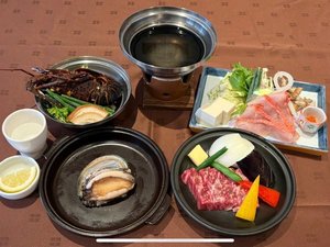 チョイスプラン選択料理 左から伊勢海老地味噌鍋/酒蒸し鮑臥龍梅焼/牛陶板焼/金目鯛しゃぶしゃぶ