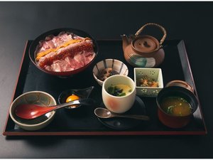 肉まみれ海鮮重御膳