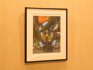 人々を見守るように佇む色鮮やかな神獣