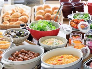 【約50種の朝食ブッフェ例】野菜もたっぷり。当地ならではの国際色豊かな一品も楽しめます/5:30〜10:00
