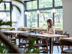ロビー×カフェラウンジ×コワーキングスペース┃大きな窓が開放的。カウンター・テーブル合わせて50席