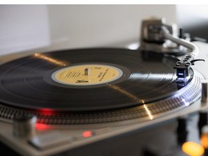 【五感の愉しみ】ターンテーブル┃フロントに設置。その日の気分でオールジャンルの音楽を流しております