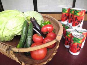 丹生川町でとれた野菜や名産品のトマトジュース(一例)