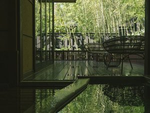 【1日五組様 一棟貸】露天風呂の先に広がる湯上りテラスは、自然を感じる開放的な空間