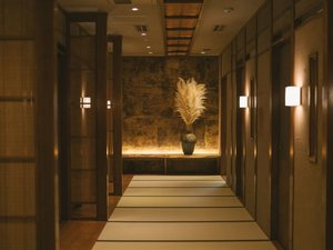 【食事処】畳敷きの柔らかな廊下の左右に個室食事処が並びます