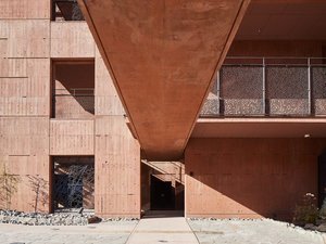 �y�O�ρz�A�[�g�Ɉ͂܂ꂽ��ԁB�����ɂ����Ȃ��A�܂������V�����h���̌��Əo���z�e���B