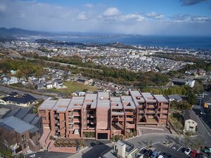 �y�O�ρz�A�[�g�Ɉ͂܂ꂽ��ԁB�����ɂ����Ȃ��A�܂������V�����h���̌��Əo���z�e���B