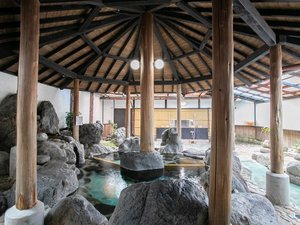 別館 虹の湯 【貸切風呂】岩造りの露天タイプ。家族やグループで入っても広々!