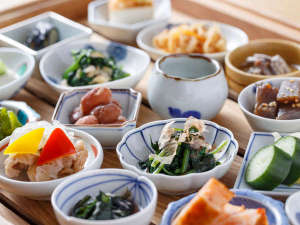 全国から旬の味わいを集めた色とりどりの小鉢をお楽しみいただけます。