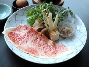 鳥取ブランド「オレイン55」は最高品質A5ランクのサーロインをすき焼きで。