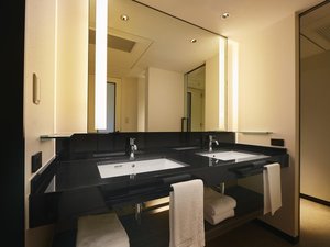 エグゼクティブジュニアスイート(60u)ダブルベーシンを備えたゆとりあるバスルーム