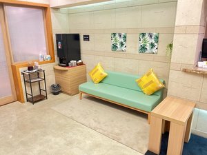 【ロビー】南国感漂うソファでお寛ぎ頂けます★