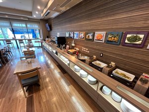 【朝食レストラン会場】沖縄料理の絵画が並んでいます★