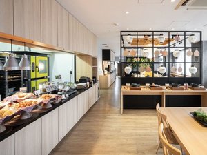 朝食時間7:00〜9:00 焼き立てパンが香るビュッフェ形式です