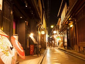 【当館から徒歩で約6分】京都五花街の一つで、風情ある細い路地に飲食店が軒を連ねる「先斗町」