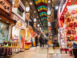 【当館から徒歩で約1分】「京の台所」と呼ばれ、京野菜や伝統的な食品を扱う店が並ぶ「錦市場」