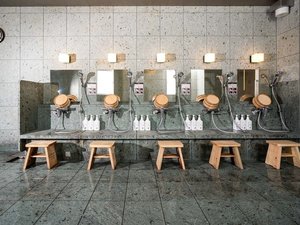 スーパーホテルオリジナルのノンシリコンシャンプー類完備♪洗い場の椅子・桶にも国産のヒノキを使用