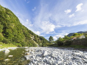 【SPRINGS VILLAGE】浅瀬でちゃぷちゃぷ、子どもも安心。涼やかな夏の川遊び。