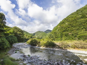 【SPRINGS VILLAGE】透明度抜群の川で、家族みんなの笑顔がはじける夏。