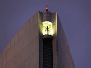 願いが叶うといわれているホテル最上部に設置された女神像「みちびき」