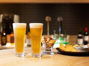 <1F the b bar>手軽につまめるフードメニューと多彩なドリンクをご用意