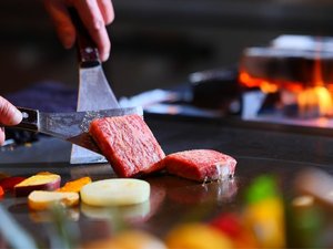 ダイニング網代木-AJIROGI-では目の前のライブキッチンで焼きたて・出来立てのお料理を提供します。
