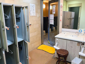・【脱衣所】安心してご利用いただけるよう、鍵付きロッカーとドライヤーを完備