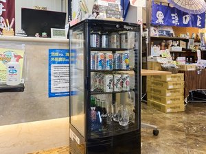 ・【館内】フロント横には、アルコールをはじめ各種お飲み物と冷えたグラスをご用意しております