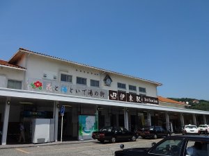伊東駅から徒歩7〜8分となります。商店街などありますので、楽しみながら歩いて来れます。