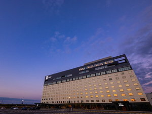 【ホテル外観】博多湾を望む開放感溢れるUMIの空間、おもてなしの心でお客様をお迎えいたします。