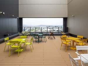 【バルコニー(10階)】開放感のある吹き抜けのバルコニーで、椅子やテーブルなどご利用いただけます。