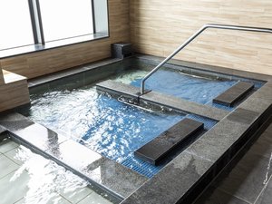 【大浴場「大海」(10階)】広々とした大浴場からは外の景色を一望することができます。