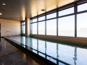 【大浴場「大海」(10階)男湯】パノラマビューの広々とした浴槽。リラックスもできる寛ぎの空間です。