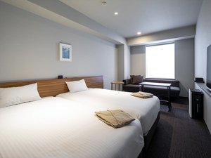 【スタイリッシュツイン】最大3名様でのご利用が可能広めのシングルベッドとソファーベッドをご用意。