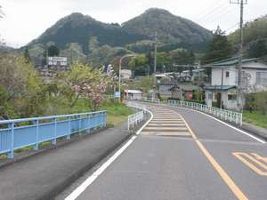 道順 1 滝美館、2キロ手前です。前面に月居山が見えてきました。