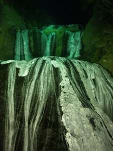 ライトアップされる氷結の袋田の滝.