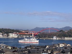 窓からは音戸大橋と船が行き交う瀬戸内の海が。ノスタルジックな景観。