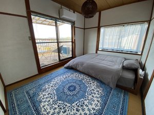 【瀬戸内ブルー】クイーンサイズベッドとお布団利用で最大3名様(大人3名+添い寝のお子様おひとりまで)