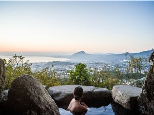 露天風呂|美肌の湯として知られる明礬の湯。別府石でできた露天風呂からは別府湾と市街地が一望できます
