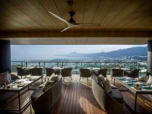 エレメンツ|開放的なテラス席。澄み切った空気の中でのご朝食はいかがでしょうか